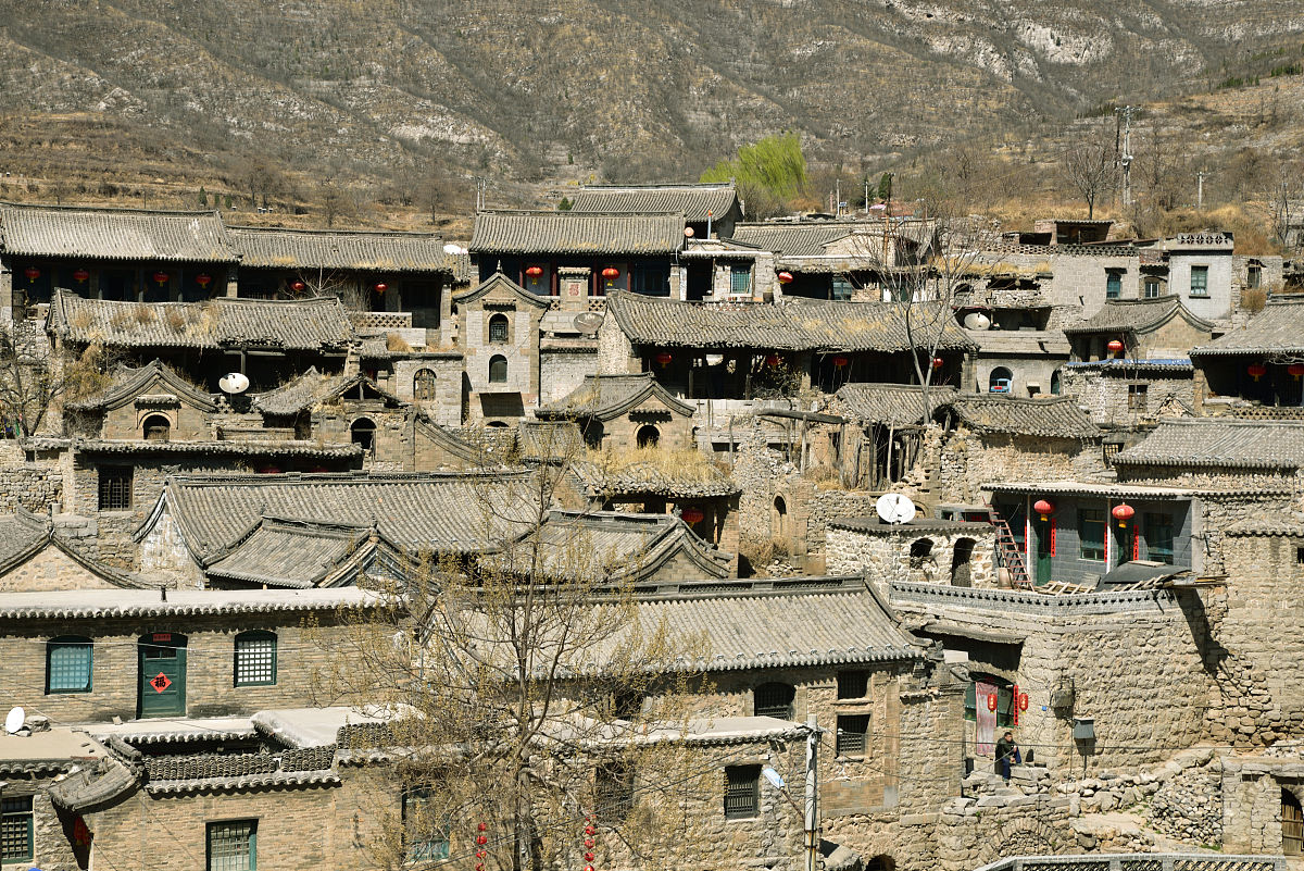 假如时空能够穿越作为一名当代大学生你穿越到了一百 年前的旧中国。如果给你一个机会你能与一百年前的某个青年或名人 对话你想选择一百年前的谁你想和他她讨论些什么？ 请根据假设以理想信念的百年对话为主题记录你们的讨论。