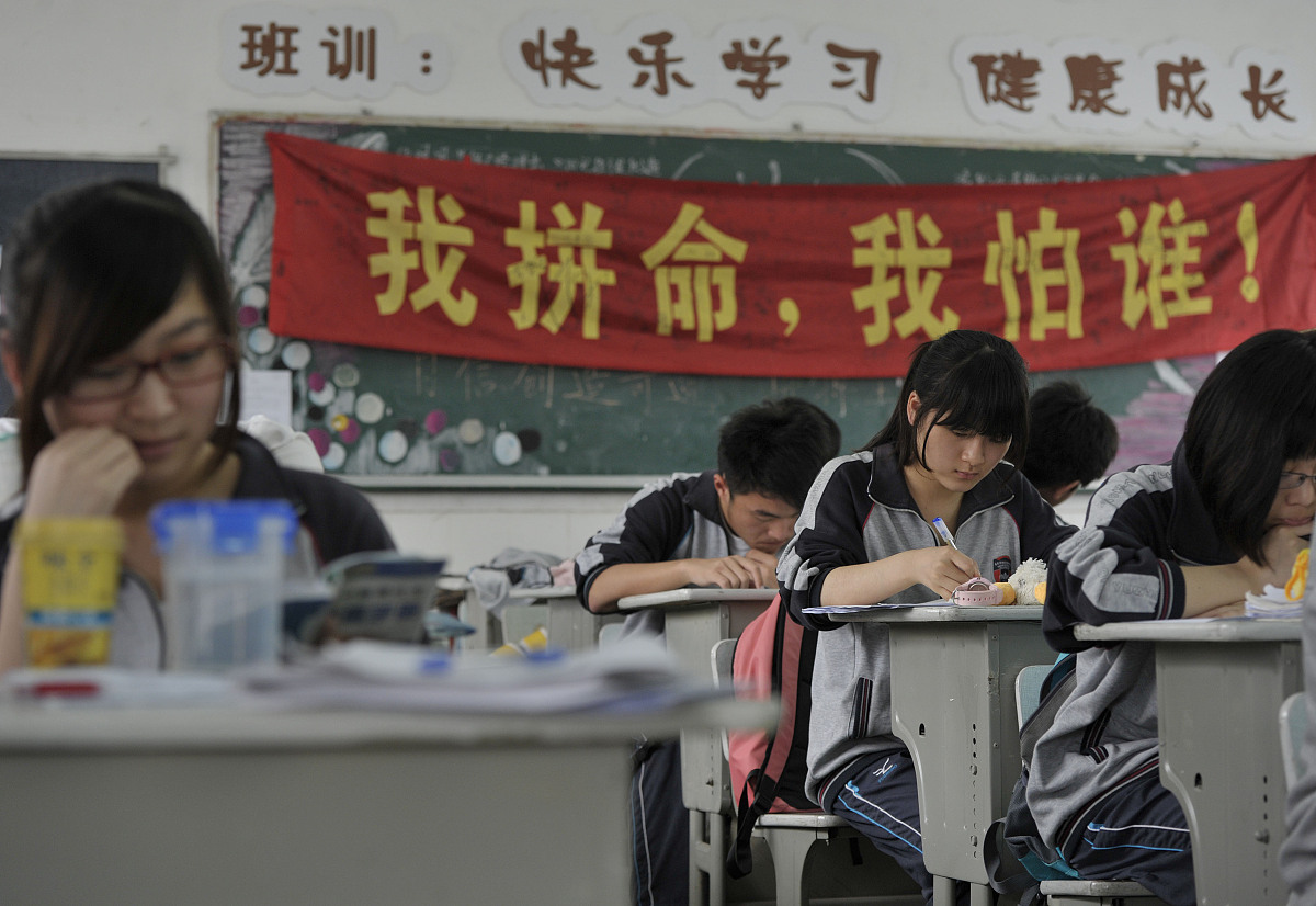 关于中学生道德情感的发展描述不正确的是 		初中生的道德情感以内化的抽象道德观念为依据		初中生遇见事情容易偏激、出现激情和不理智行为		中学生有时候会将哥们义气当做友谊		高中生的道德情感已经成熟