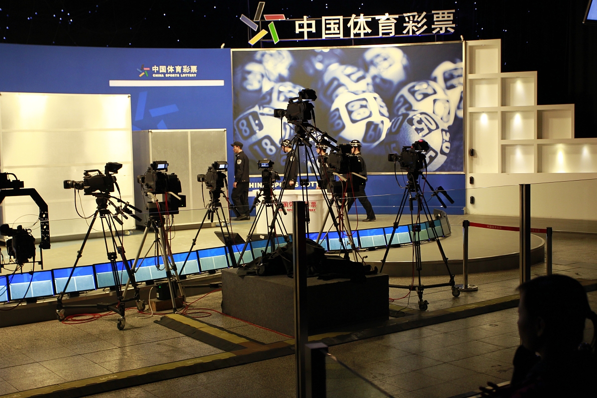 2015年2月4日,北京,中国体彩开奖现场过程见证.***_***现场安保人员正