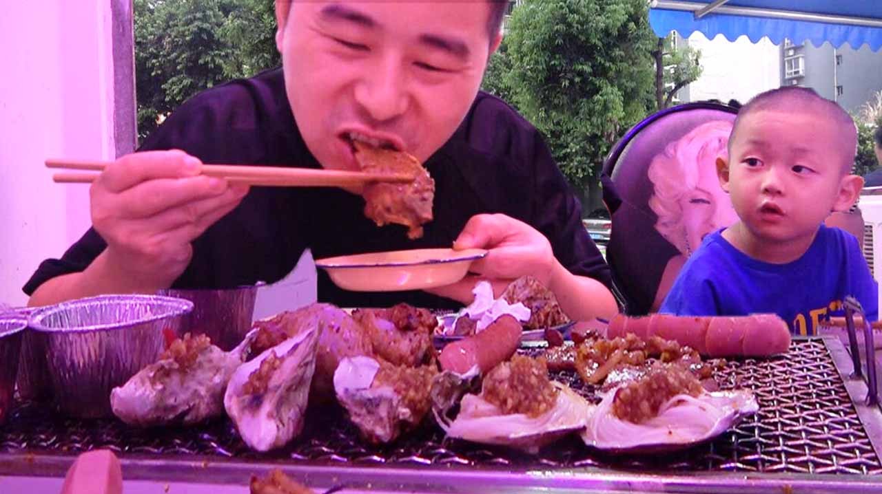 超小厨吃自助火盆烤肉,鸭肠牛排五花肉,烤肉配蒜吃,侄儿看呆了