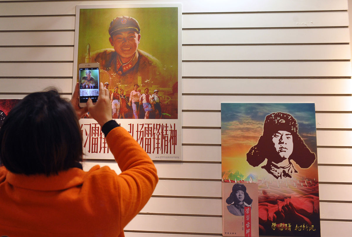 将以下两个元素相互结合生成一个新主题两个元素分别是新时代雷锋精神的价值意蕴与行动实践护士专业