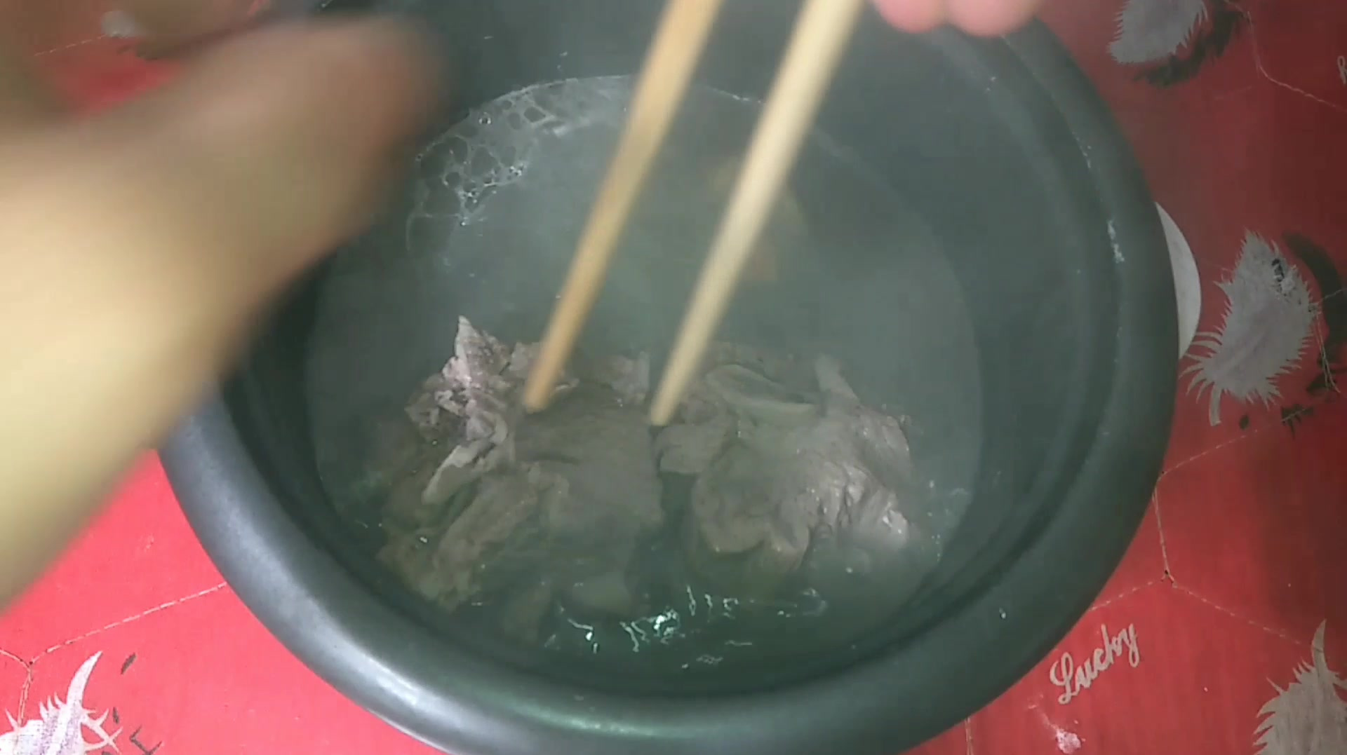 小伙加餐排骨炖香菇,放了醋和胡椒粉,味道跟平时不一样