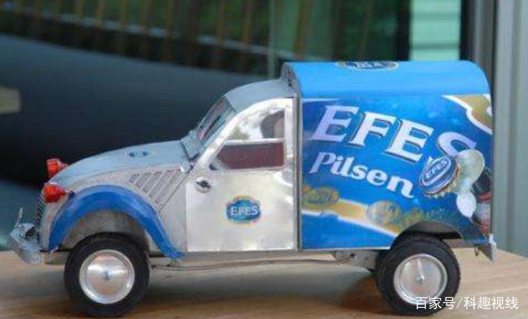 宅男用易拉罐做飞机走红,饮料厂给他寄易拉罐