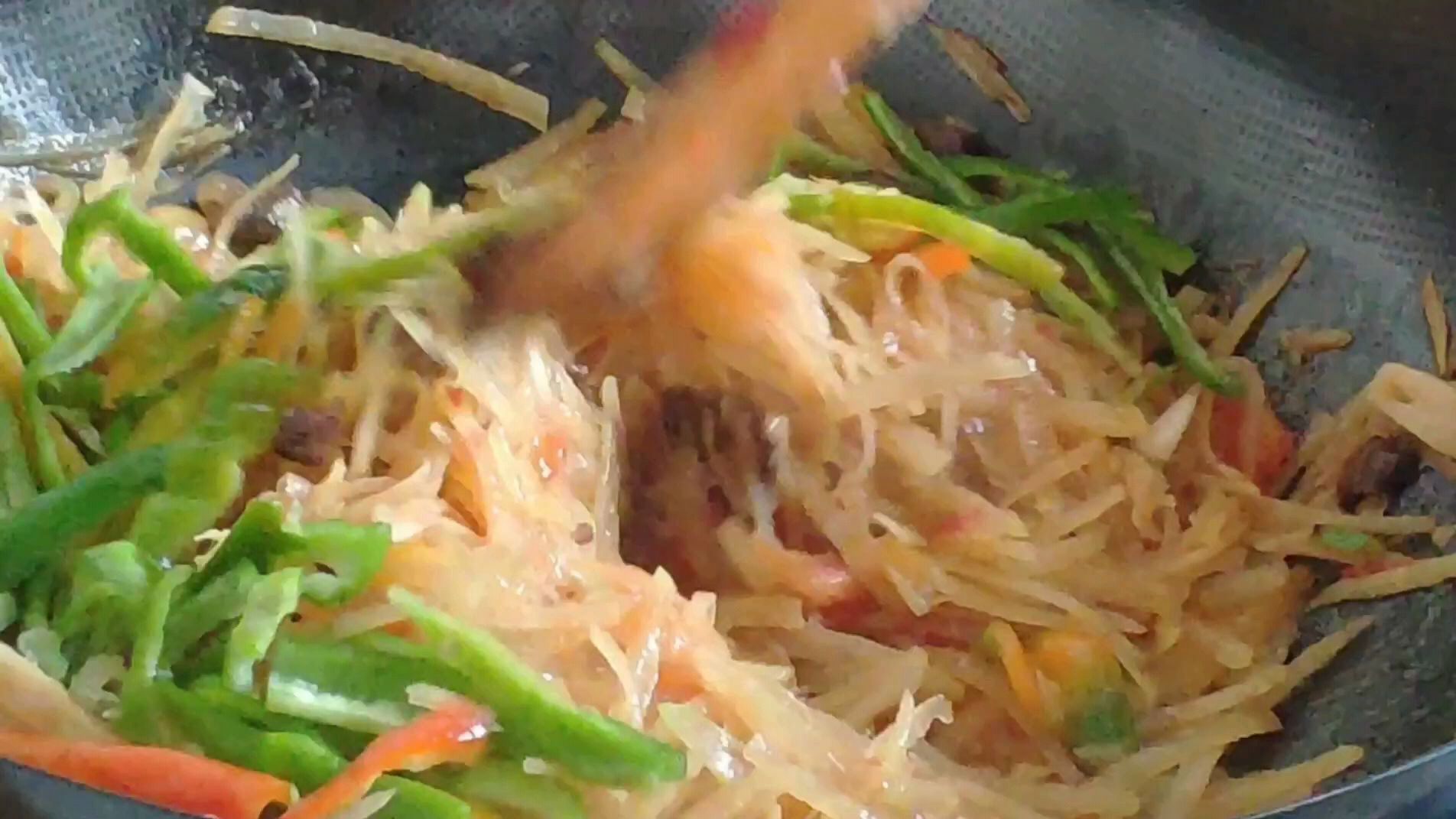 新疆风味的土豆丝,既能拌面又可下饭,学会这种做法,不愁剩饭了