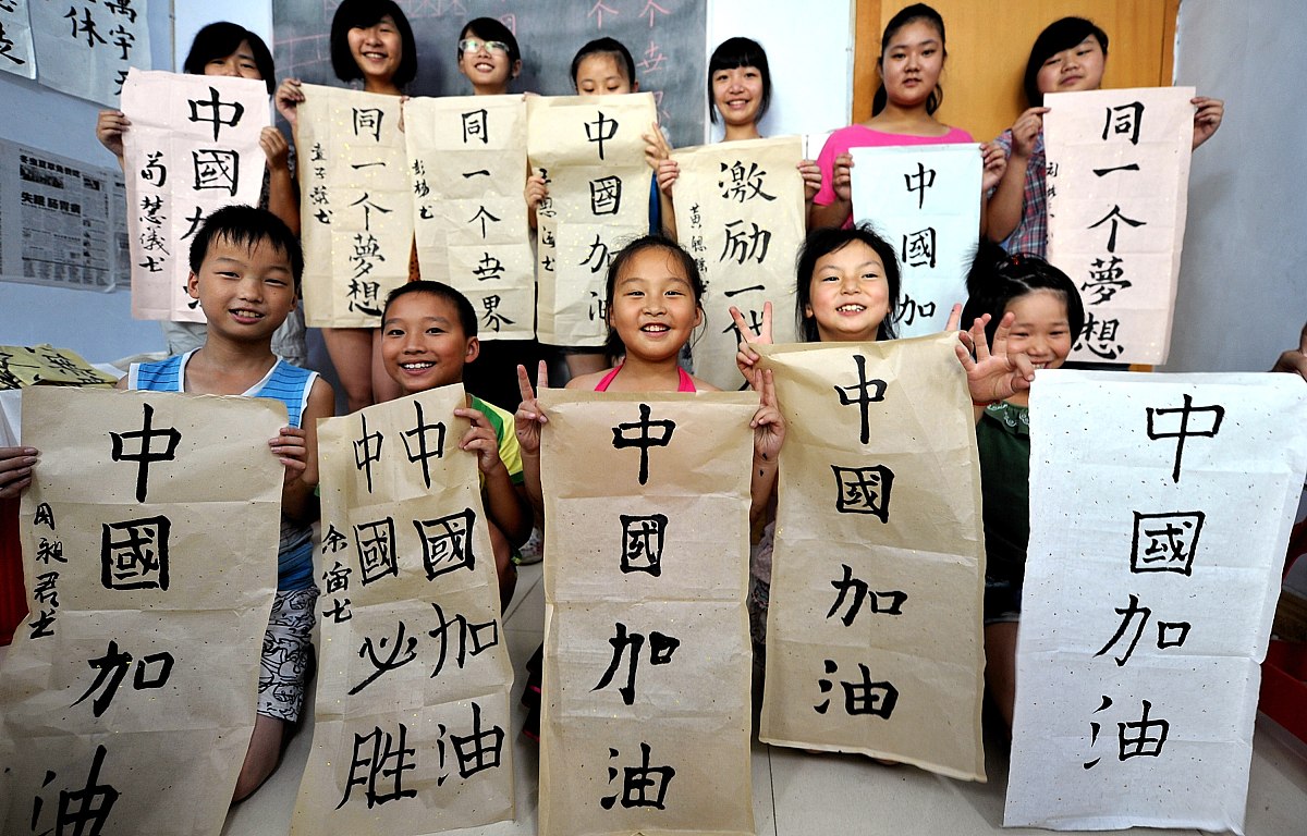 ***_***2012年7月30日,湖北省宣恩县部分爱好书法的小朋友们在展示他