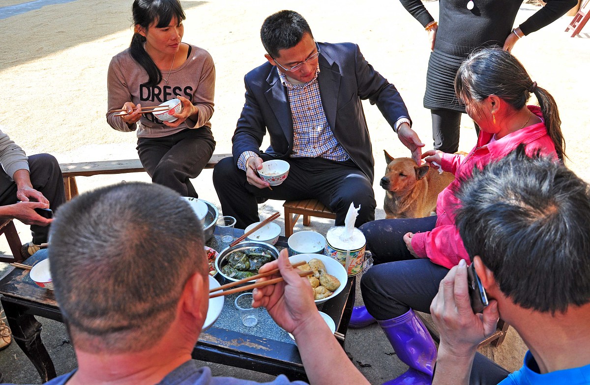 中午吃饭邀请回复：礼貌表达+主动询问