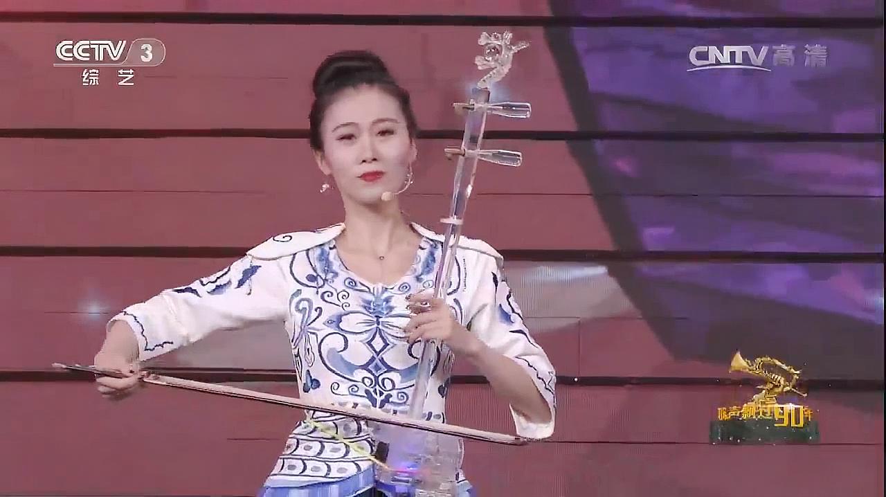 [图]歌声飘过90年:女子水晶乐坊演唱,《弹起我心爱的土琵琶》