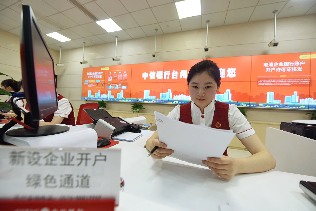 你的角色是中信银行理财服务岗位的实习生，论述银行理财服务岗位日常工作实习，重点写参与了什么工作，不少于1000字，不能直接抄袭他人观点和概念。