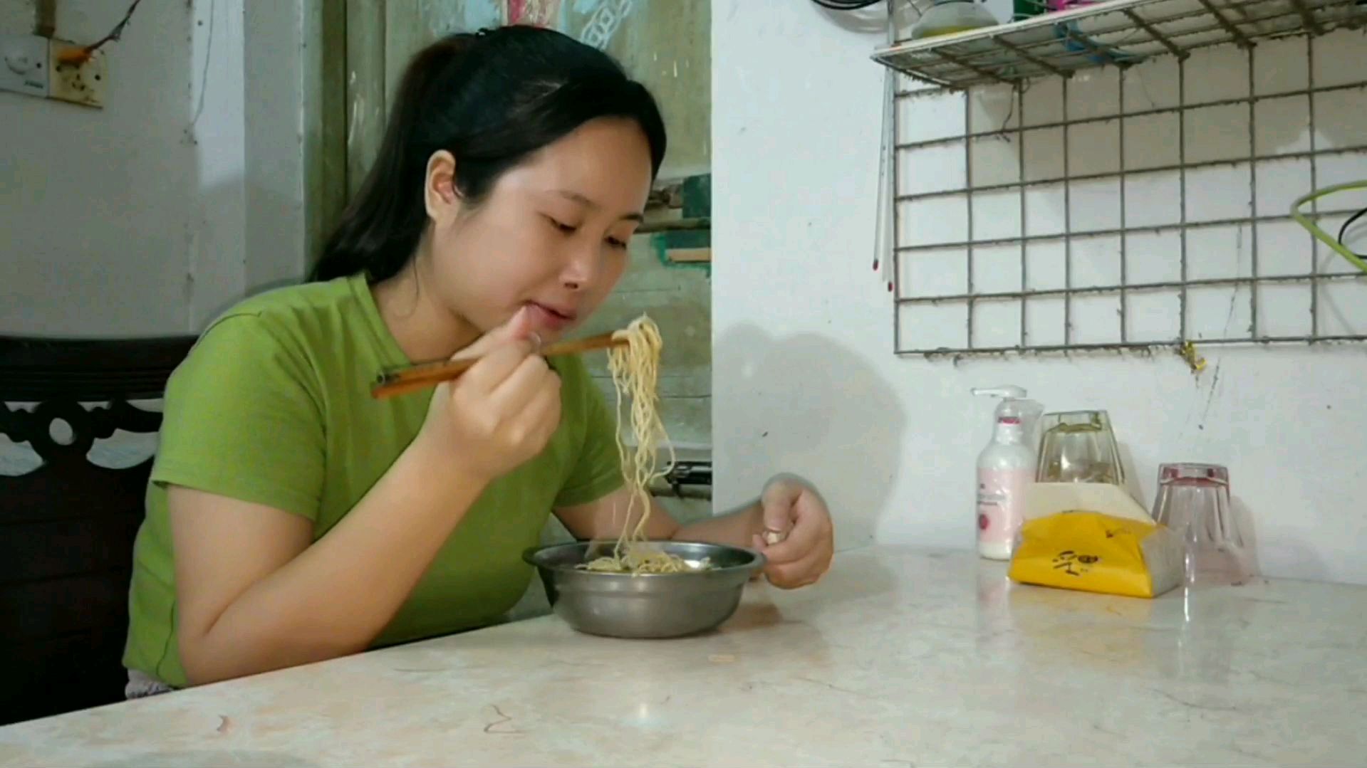 打工妹晚饭做河南特色面食,简单又美味,端着盆就吃,吃得真香