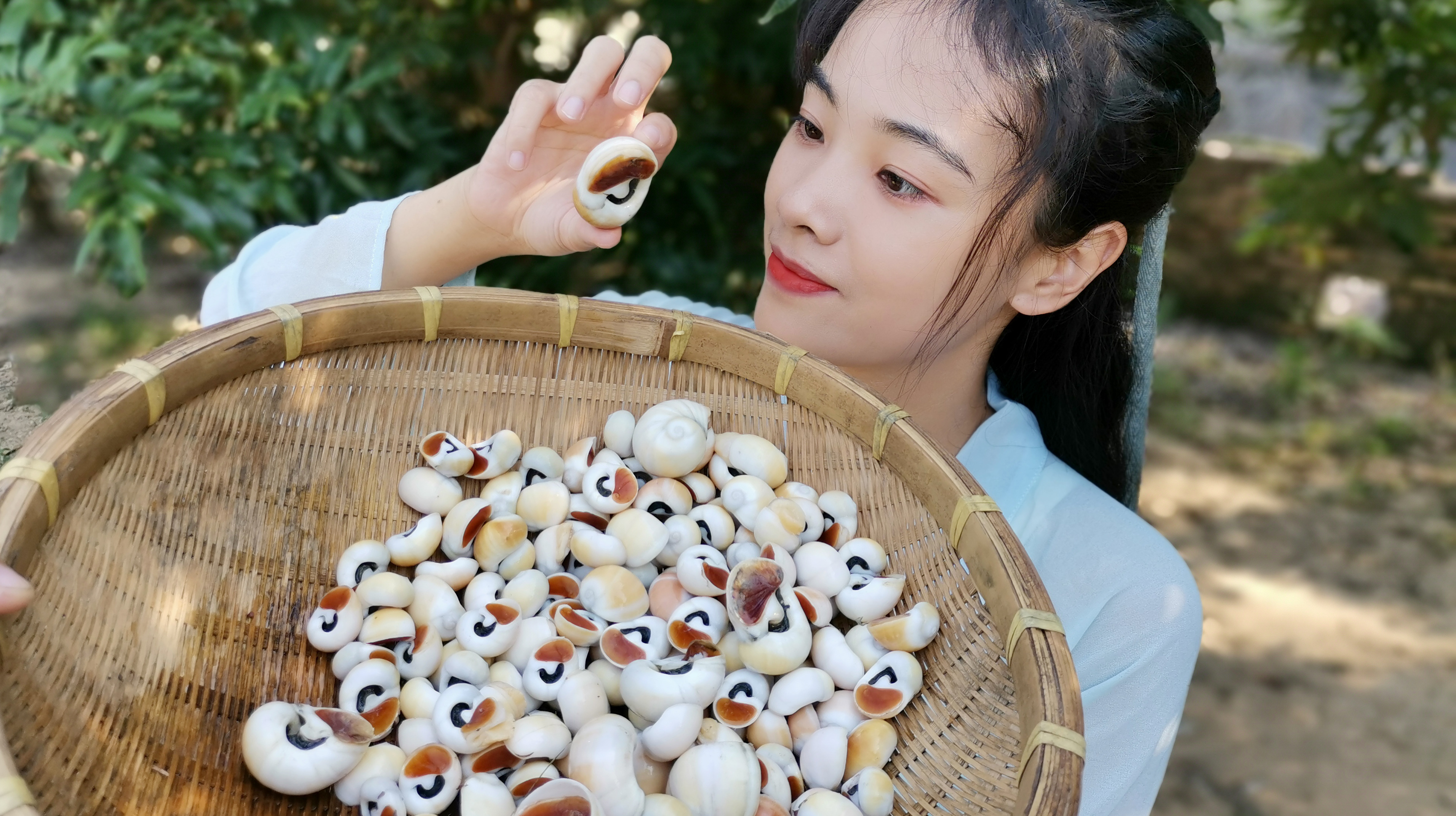 秘制白灼猫眼螺,女侠1人吃4斤,一口一个,看着好香