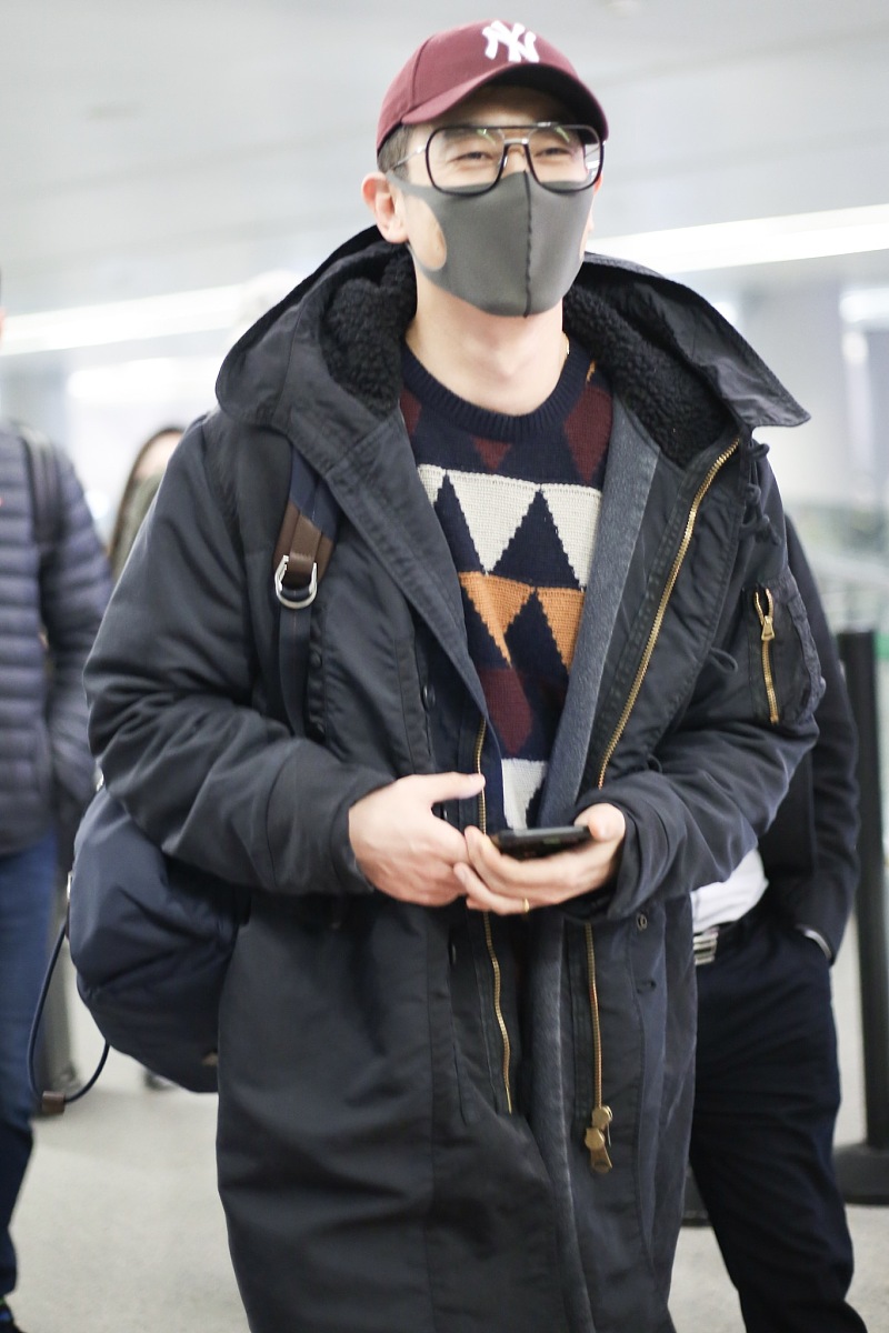 请参考以下内容重新生成一篇800汉字的原创文章。主题是：《成为暖男10个小技巧暖男怎么做》语言要幽默口语化。女人通常不会拒绝这类男人——暖男。 一般来说能做到暖男必然离获取芳心就不太远了; 退一步说即便女人确实不喜欢都不好意思拒绝。这就是暖男的魅力。和暖男相处如沐春风那么怎样才能做一个暖男呢1、 善于倾听女人是心里藏不住事的动物细心地男生都会随时随地听她倾诉把自己当成妹子的垃圾桶用心倾听去了解女人