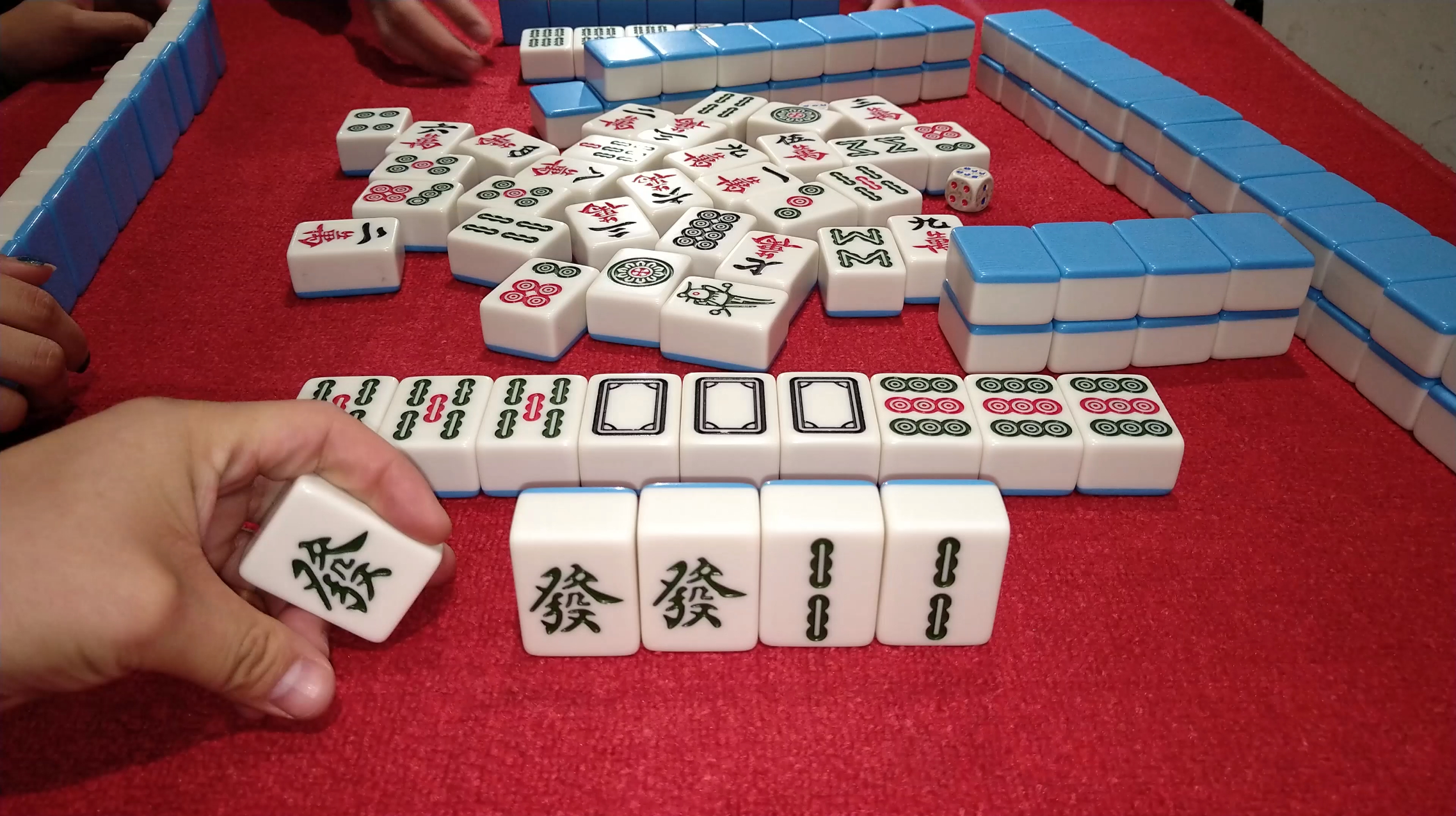 麻将:自摸发财拿下碰碰胡,小伙今日运气确实不错,羡煞旁人