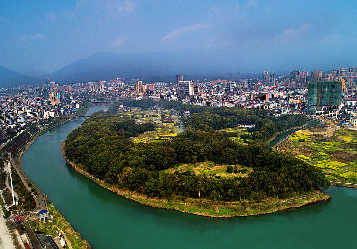 2019年3月21日,湖南省洞口县文昌街道,座落在平溪江中的迴龙州仿佛置
