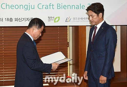 韩国总统去美国了 临刑前一句话震惊了世界 不得不说呀 韩国总统尹西越呢确实是很有个性 尹西越呢 最近的出格言行 暗示要军事援助乌克兰 惹火了俄罗斯 在台湾问题上又大放厥词 让中国很生气 他临行访美前的一句话 更是惹翻了整个韩国 在接受华盛顿邮报专访中 尹西岳有一句话是这样说的 他说因为100年前发生的事情 有些事情是绝对不可能做的 他们日本人呢 必须因为我们100年前的历史而下跪 请求宽恕 而这是