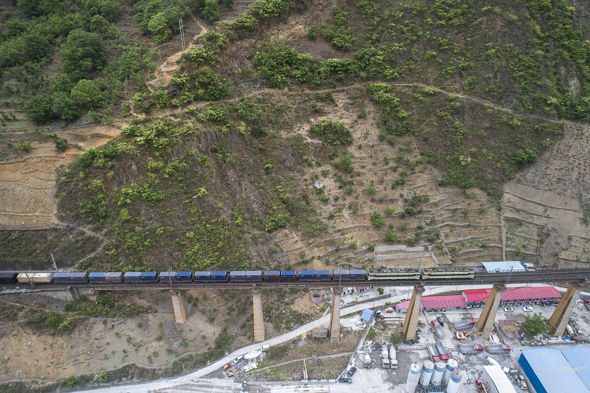 开往临江的6349次列车正在铁轨上飞驰司机突然发现前方铁道中间竟有三个农妇挥舞草帽向火车跑来眼看就要撞上的危急时刻司机拼命刹停火车就在司机要痛骂三名农妇时却发现她们拯救了列车上五百多条生命因为前方山体滑坡导致铁路被泥沙堵住如果火车继续行驶后果不堪设想。请扩写以上故事不少于1000字