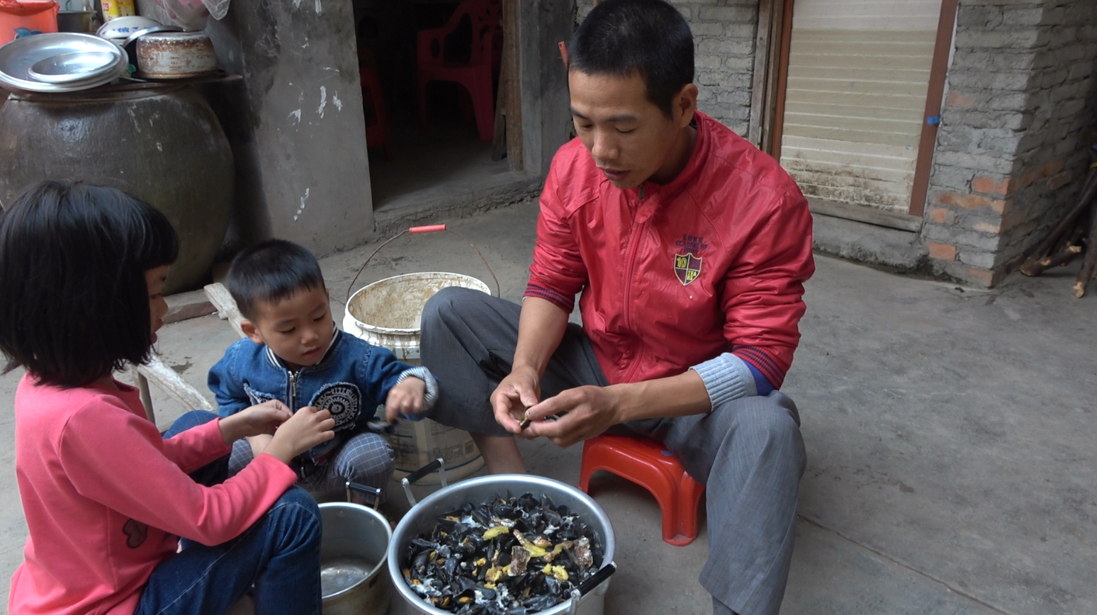 小池在船底摘回来的贻贝太多吃不完,给我20多年的老师送去一些