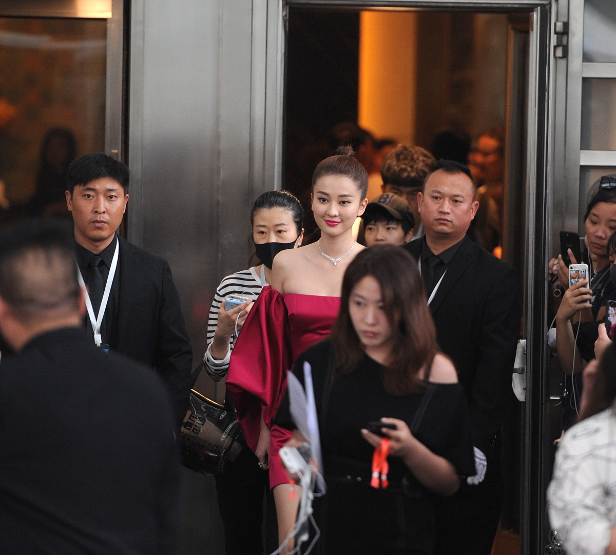 这个泡泡袖V领上衣真的太高级了各种修饰颈脖与手臂上身气场大女主这是再描述产品的哪个方面