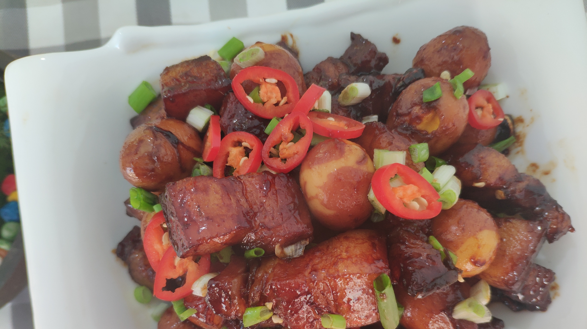 正宗的红烧肉做法,配上鹌鹑蛋肥而不腻,软糯香甜