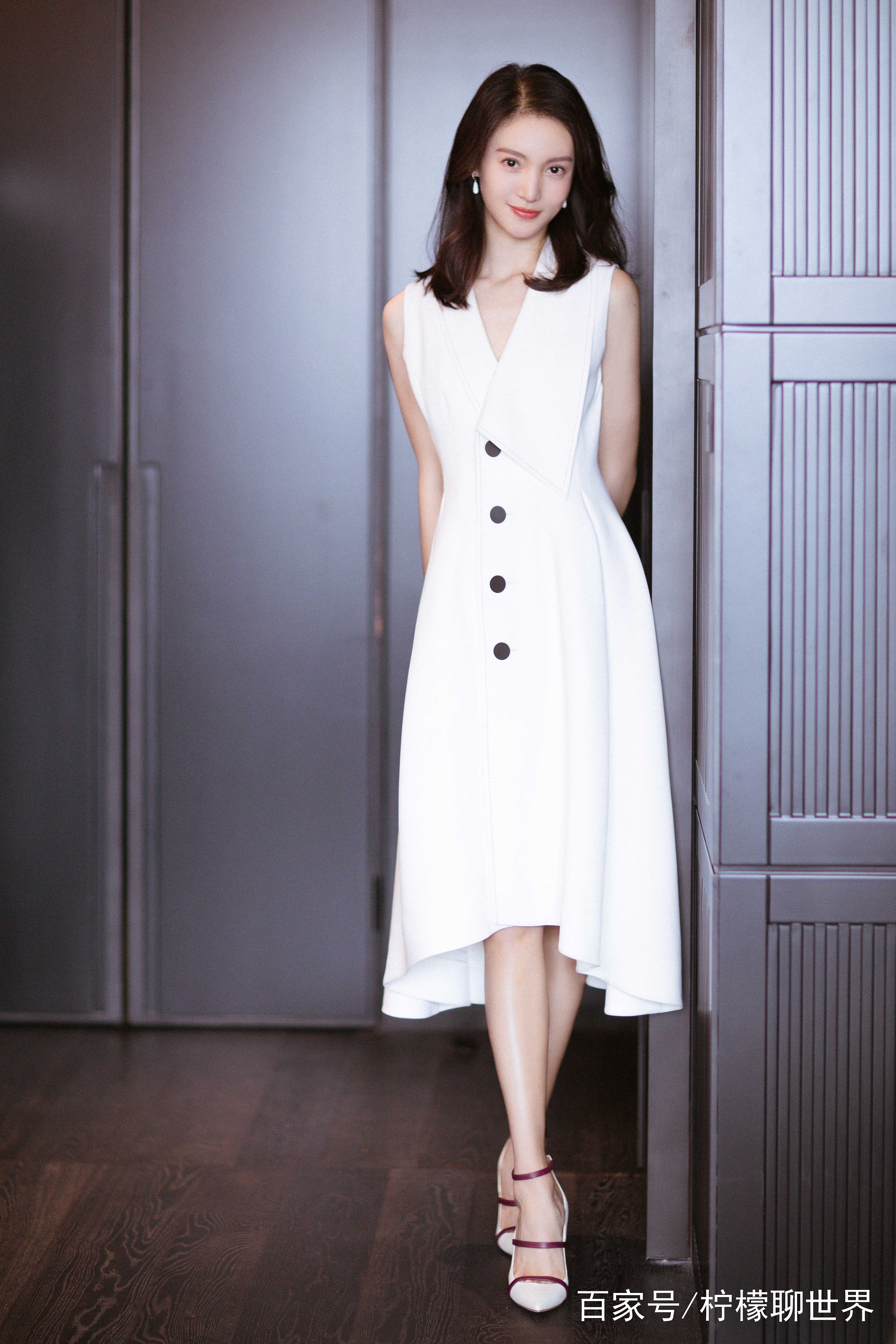 一组金晨高清照片,无袖白色礼服,尽显“两米”大长腿