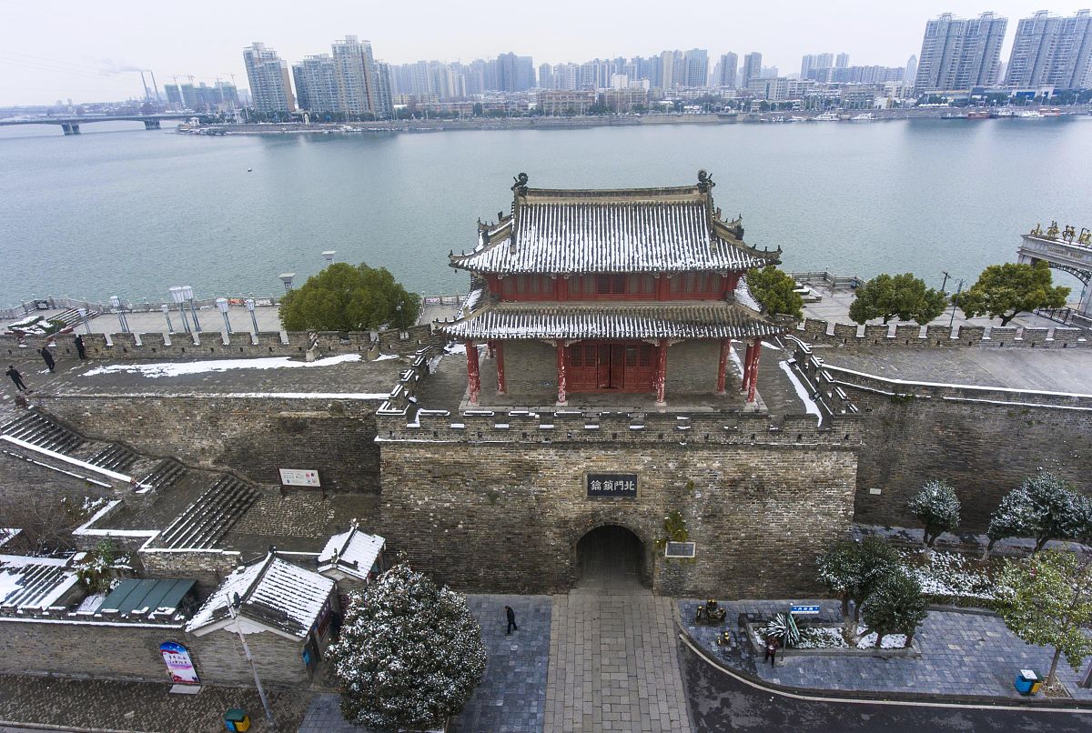 2018年12月28日,湖北襄阳迎来降雪天气,襄阳古城墙内外银装素裹,美丽