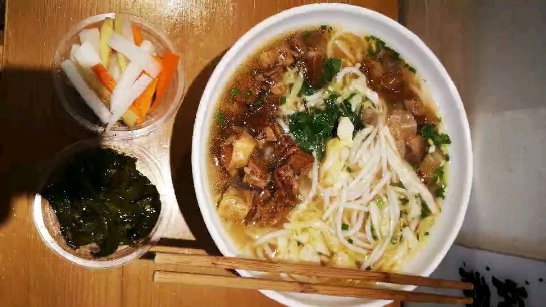开饭喽!热气腾腾的红烧牛肉米线,配两碟清爽小菜!巴适得很!