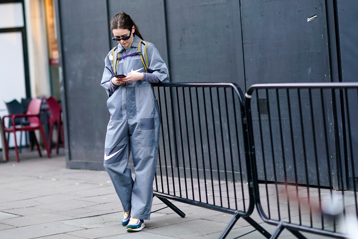 撰写一篇秋日明媚的时尚文案重点凸显出少年时光飒爽阳光。服装类型:户外撞色运动风外套、简约款浅黄色套头衫上衣、粉色和绿色及浅黄色碰撞的休闲外套 撰写一篇秋日明媚的时尚文案重点凸显出少年时光飒爽阳光。服装类型:户外撞色运动风外套、简约款浅黄色套头衫上衣、粉色和绿色及浅黄色碰撞的休闲外套