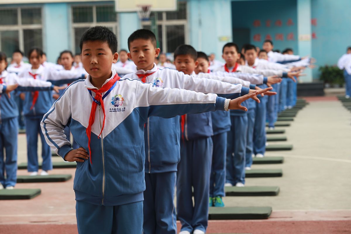 2017年10月19日,济南.小学生正在练习"戏曲操".