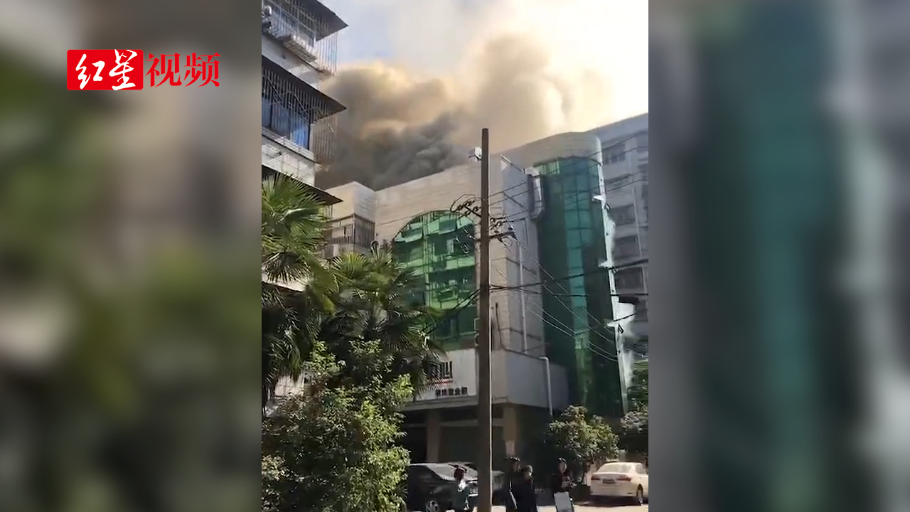 厨师炒菜油锅突然起火 失去控制引发火灾