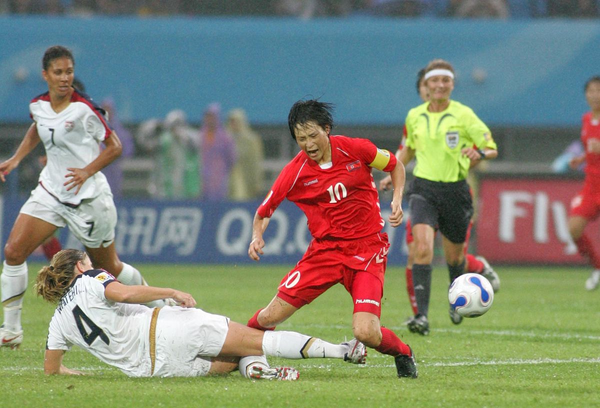 2007年9月11日,中国成都,2007女足世界杯b组小组赛,美国2-2与朝鲜队战