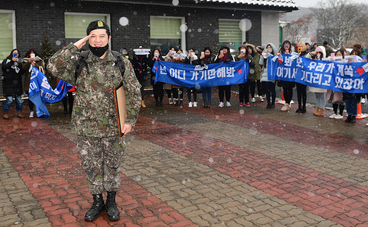 2016年12月23日,首尔,superjunior成员神童顺利圆满现役退伍.***_***