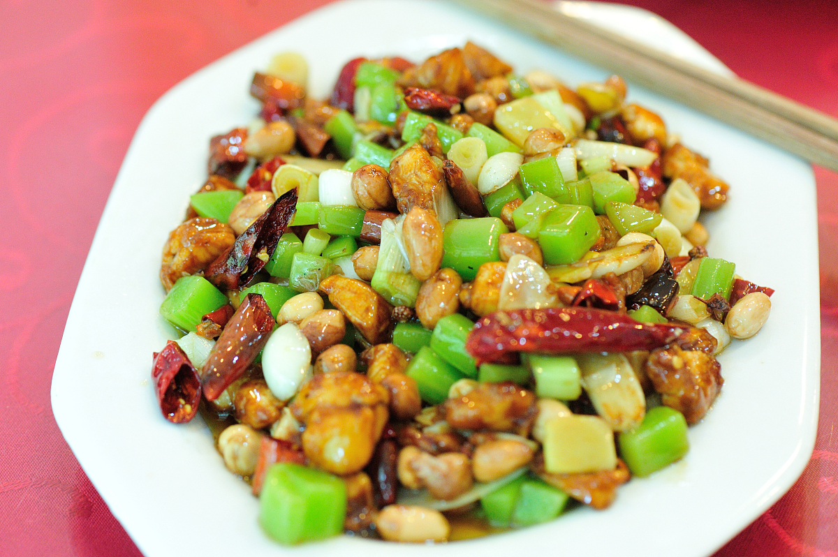 请你作为一名中餐大厨告诉我宫保鸡丁该怎么做