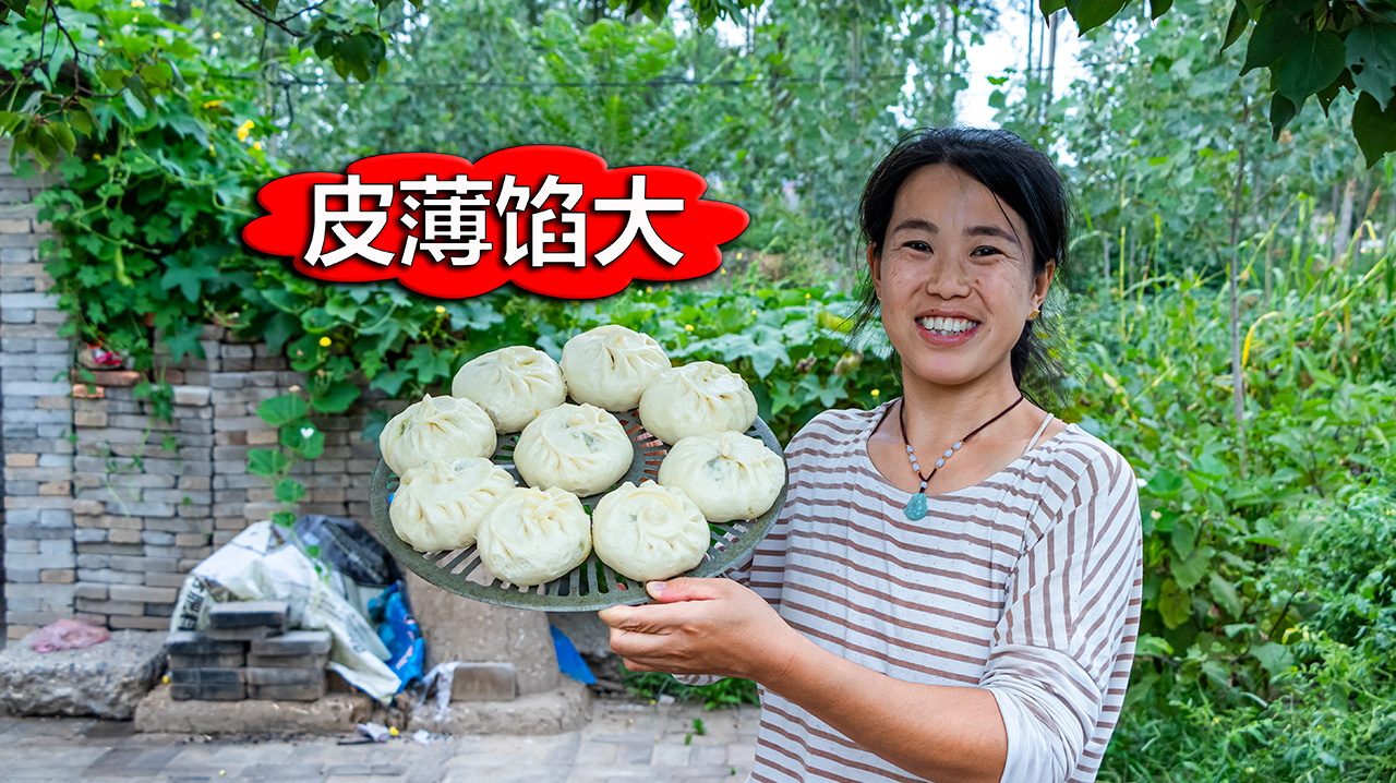 小勇蒸一锅韭菜鸡蛋馅包子,皮薄馅大蘸着醋吃,两个就吃撑了