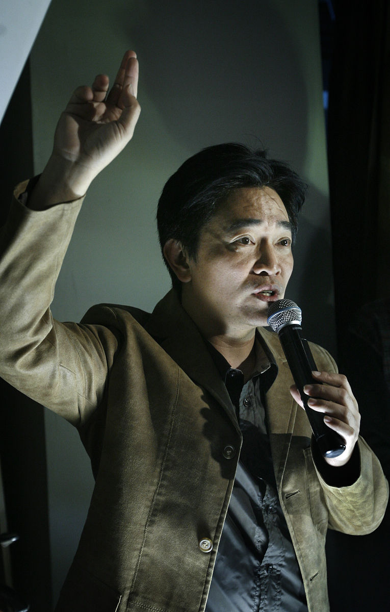 2009年3月27日,北京,吴宗宪自己工厂生产的led节能灯产品做推广.2009