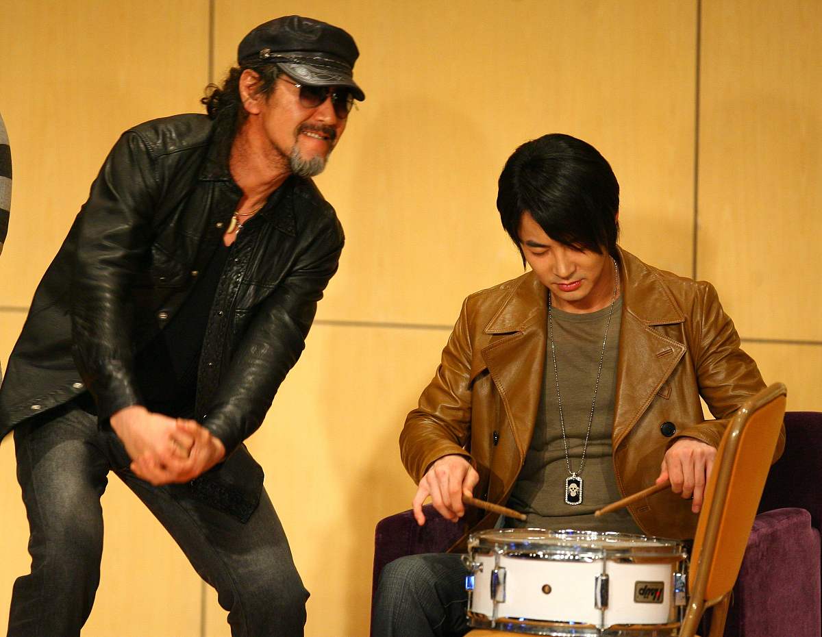 2009年2月22日,上海,junjin(前进)腰伤复发疼痛难忍行动困难,坐在舞台