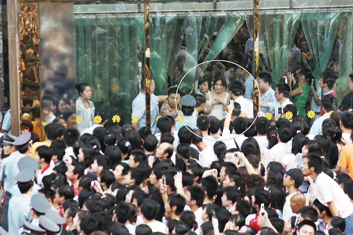 2007年9月22日,武汉,容祖儿为代理化妆品做促销,现场表演独特的化妆技