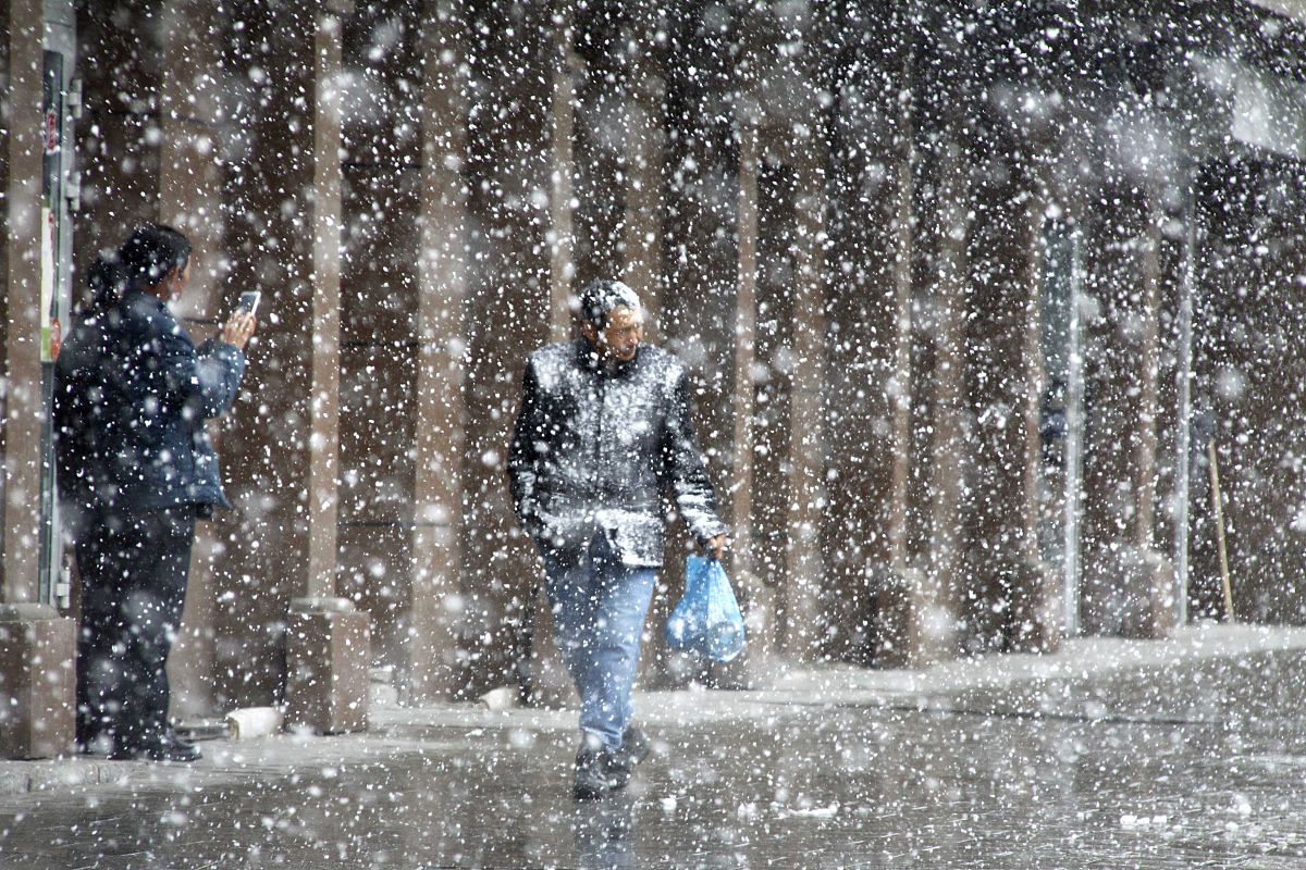 暴风雪来袭：寒冬魔术，城市变白雪王国
