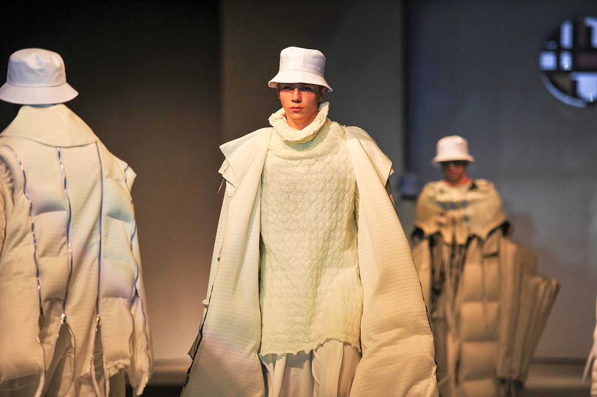 请帮我写出四个有关服装设计大衣系列的设计灵感介绍每个介绍不少于100字