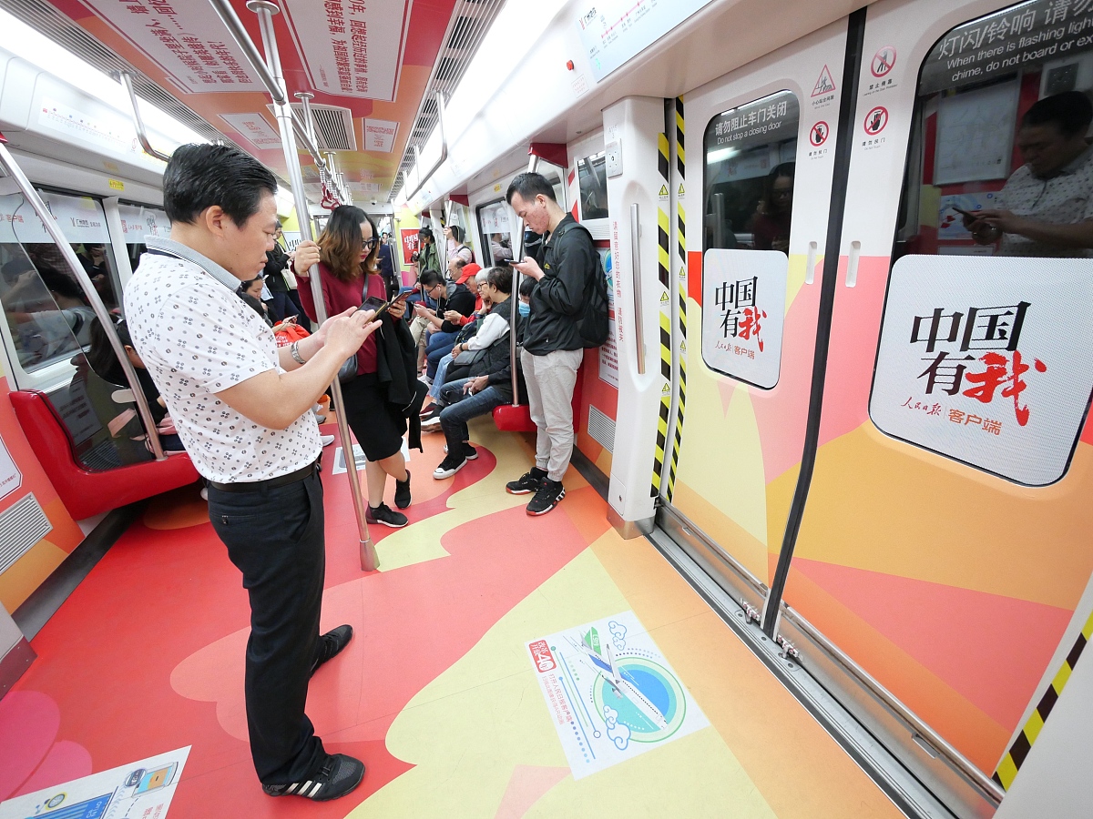 以当今世界进入大动荡大变革时期深刻把握世界格局演变的大趋势保持战略清醒和战略定力坚定不移走好中国式现代化道路。为题写一篇500字的论文需要写50字左右的摘要1-3个关键词1-3个参考文献。摘要、关键词和参考文献的字数包含在总字数里；