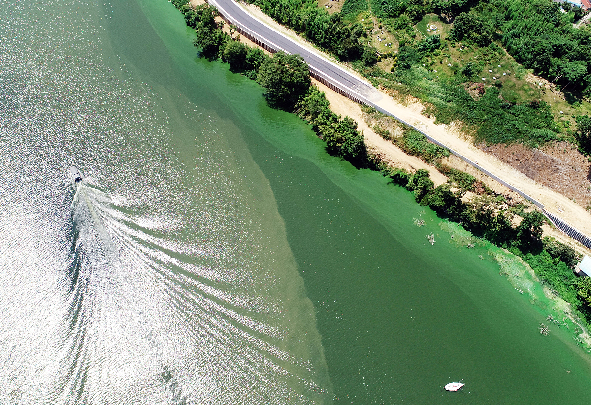 翻译黄河流域是中国最大的流域之一涉及多个省份人口众多经济发展和人类活动密集水资源供需矛盾突出水环境问题严重。黄河流域水污染物排放与经济格局的空间分布一致从上游、中游到下游地区呈现明显的阶梯型分布高排放强度区以省会城市为主。为了解决黄河水污染问题需要进一步完善环境工程技术和方法提高对黄河流域水污染的治理能力。为英文