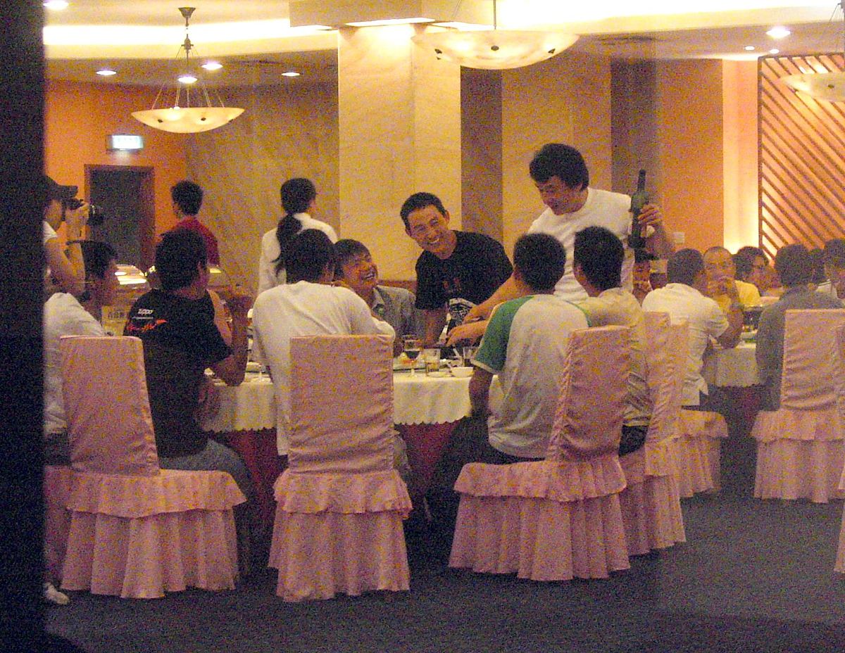 想在遂宁市做饮料批发目前市面上产品众多请帮我罗列近两年最畅销的比较适合批发给餐饮店的饮料适合宴席、聚餐、解辣解腻、产品新颖有特点。