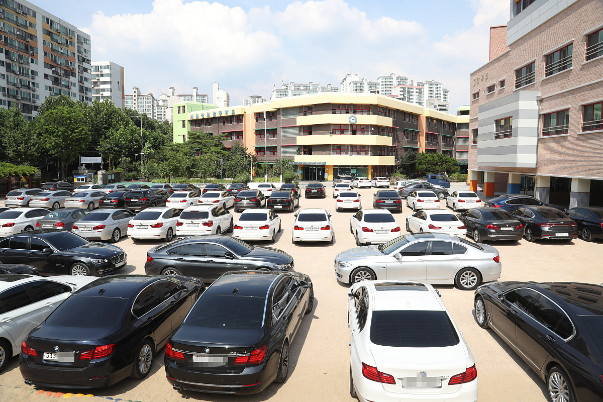 当地时间2018年8月14日,韩国首尔,麻浦区出于放假时期的小学操场停满