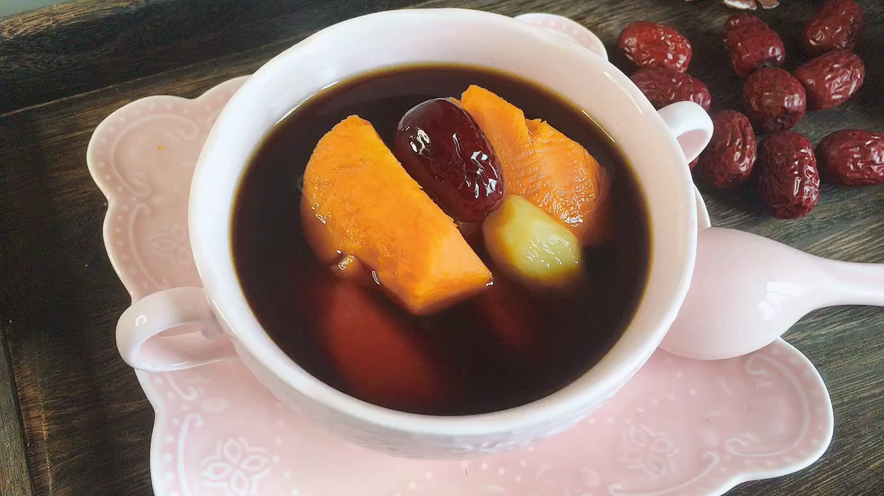 自律妹子巧渡生理期,番薯,红糖加生姜,一碗下去,从头暖到脚