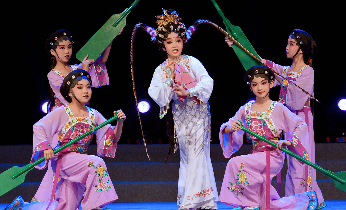 六一儿童节黄梅戏表演：打猪草对花串词