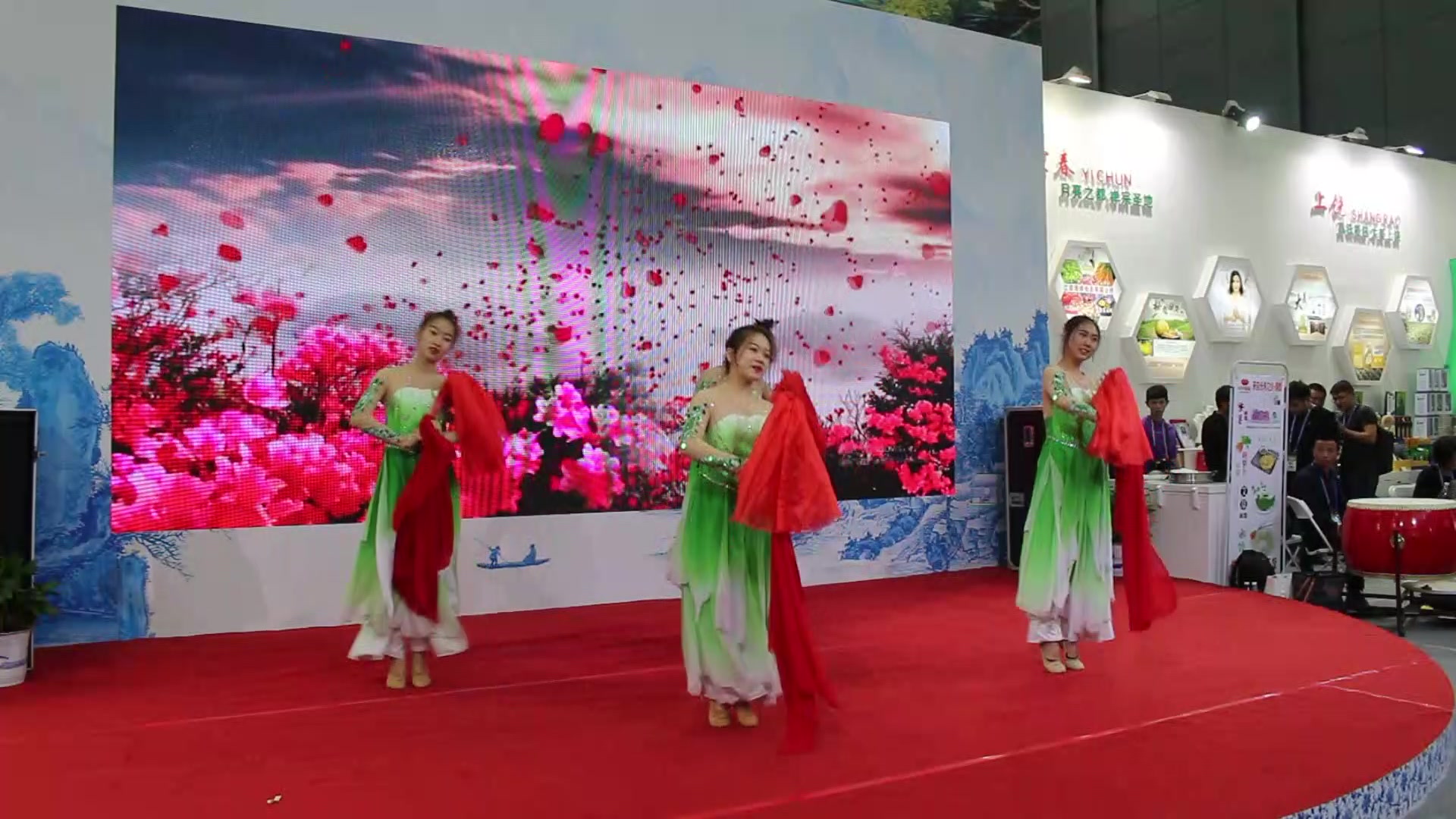 4名采茶姑娘在农交会上跳了一支舞蹈《映山红》,真是太美了