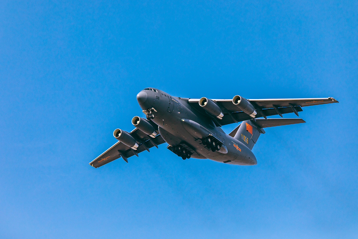 它的外形很像美国的C17运输机但是运二零比C17更重也更先进。运20的最大的载重量为66吨最大的起飞重量为220吨可以达到8500公里的飞行半径。同时它还有先进的自动化系统和机载防卫武器系统可以在战时执行一些特殊任务如空投兵力、伞降兵、作战支援等。不改变意思重新写一遍