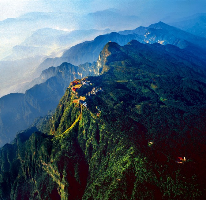 热爱旅行的你,青睐的是迷人的自然风光,还是满是人文情怀的古迹?小编这次给大家带来的是对景色绝美的景点盘点,看看这些地方有没有你寻找的旅行的意义~ #1 宜兴灵谷洞 票价:成人票65元;1.2米-1.5米儿童、60-69周岁老年人优惠票35元;1.2米以下儿童、70周岁以上老年人免票 开放时间:夏季7:30-17:00,冬季8:00-16:00 简介:灵谷洞在宜兴城西南约30公里的石牛山南麓,距张公洞仅6公里。灵谷洞是一个巨型的灰灰岩溶洞。全洞面积8300多平方米,总长1200多米,内部呈180度不规则半