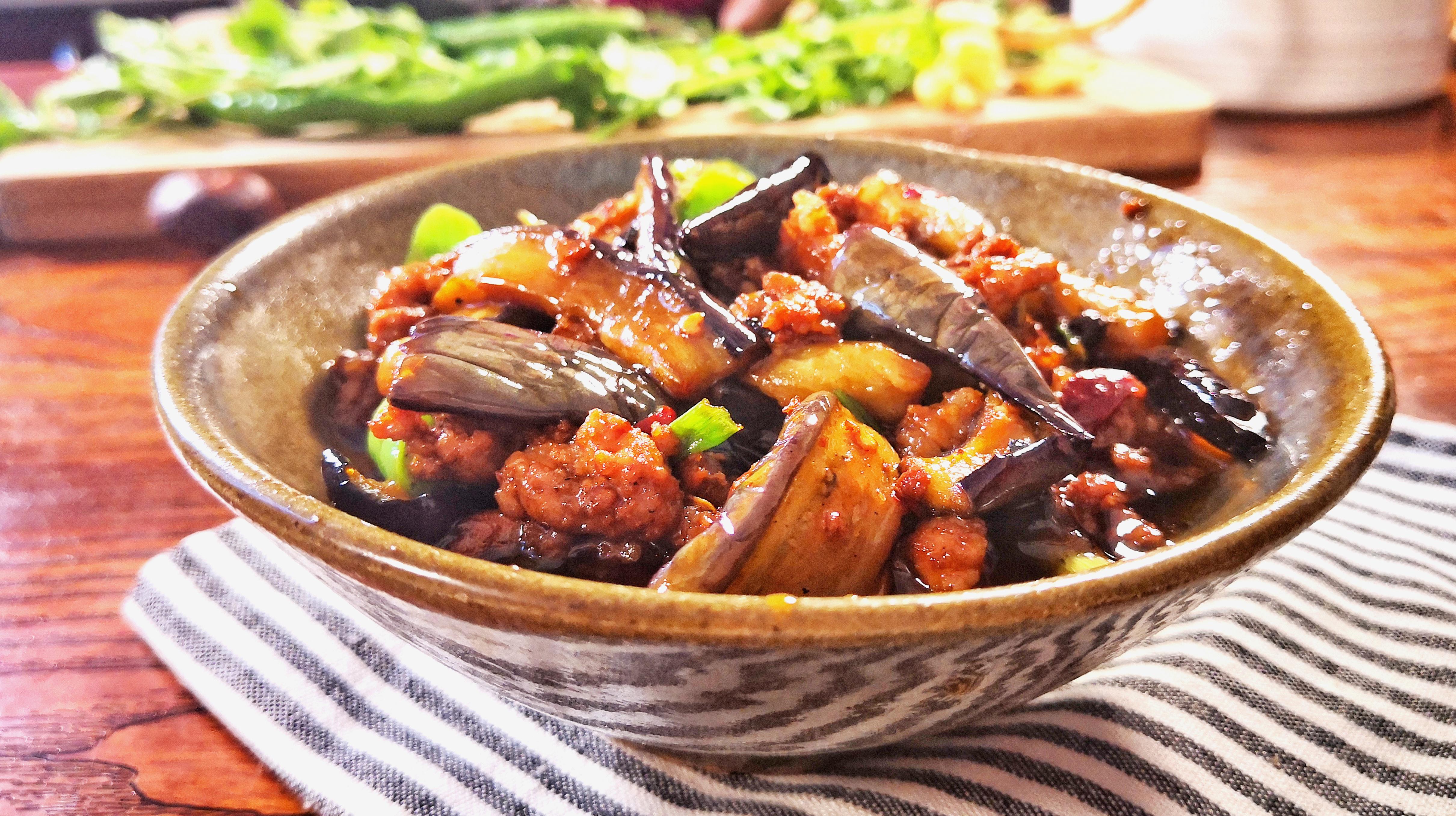 妈妈教我的家常菜,红烧茄子,做法简单,好吃又下饭