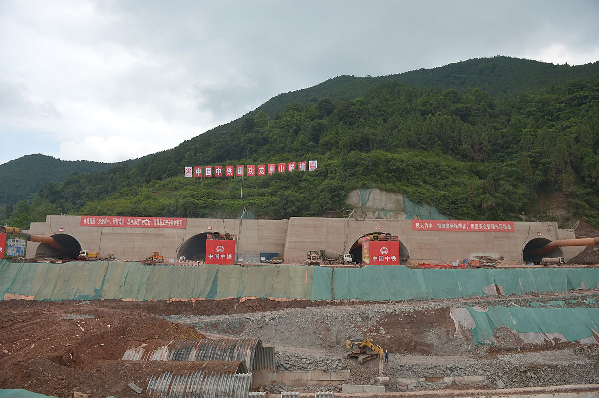 2019年6月27日,四川省成都市新机场高速龙泉山隧道,施工中的2龙泉山2