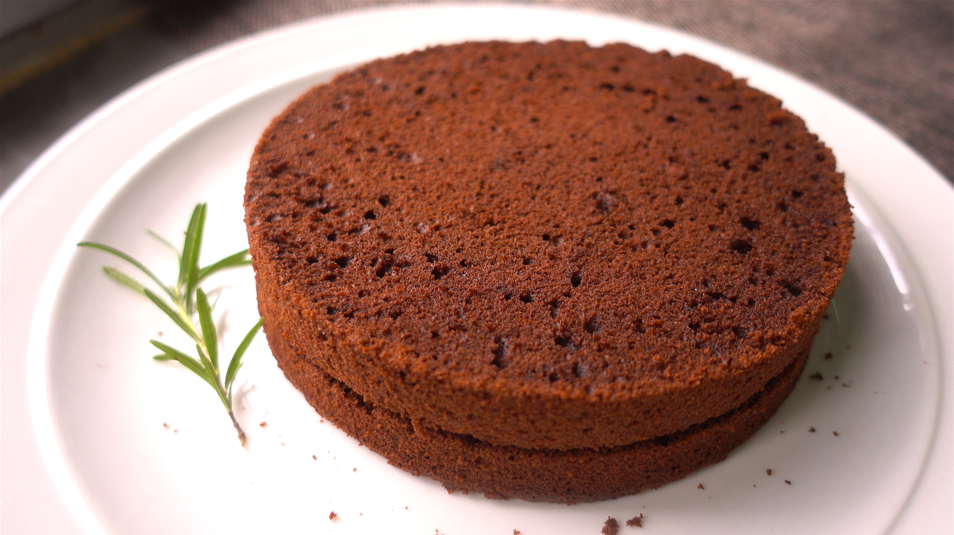 不用打发鸡蛋,自制超浓郁巧克力蛋糕,入口绵密丝滑,做法简单