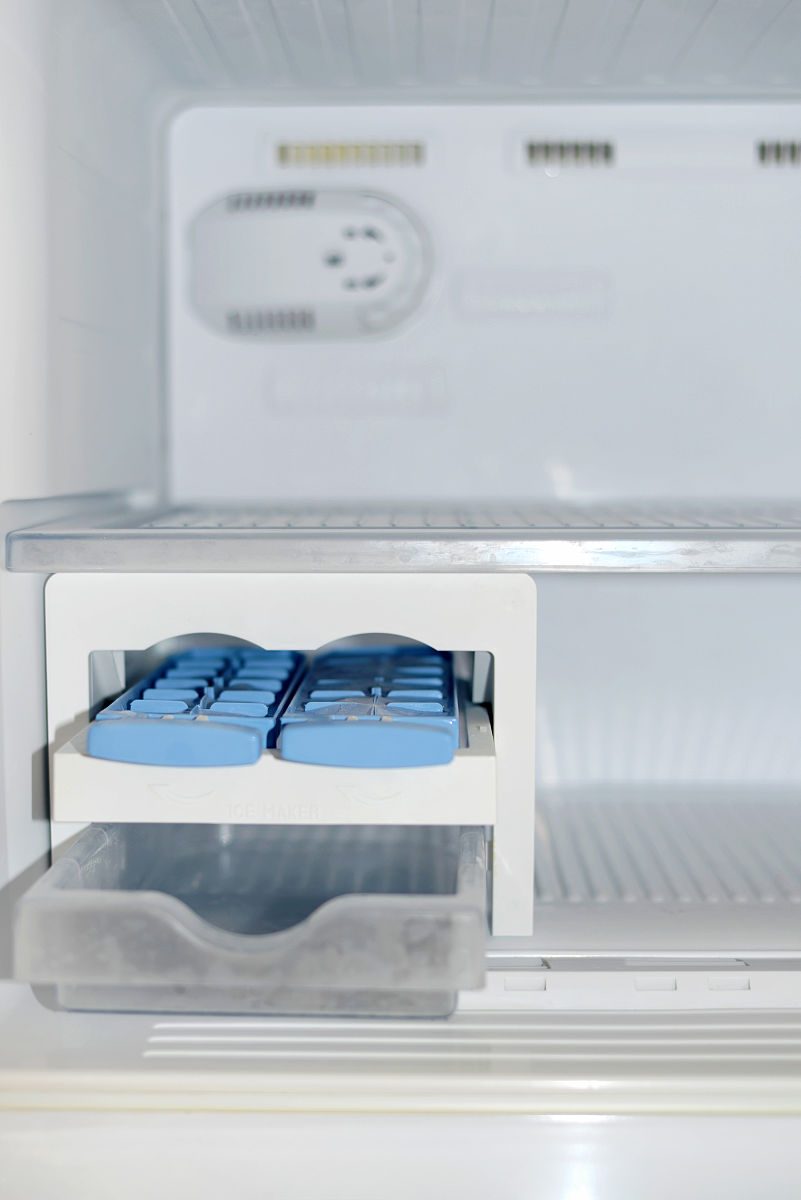 海尔冰箱BCD一318WMGR型号滴水口在那